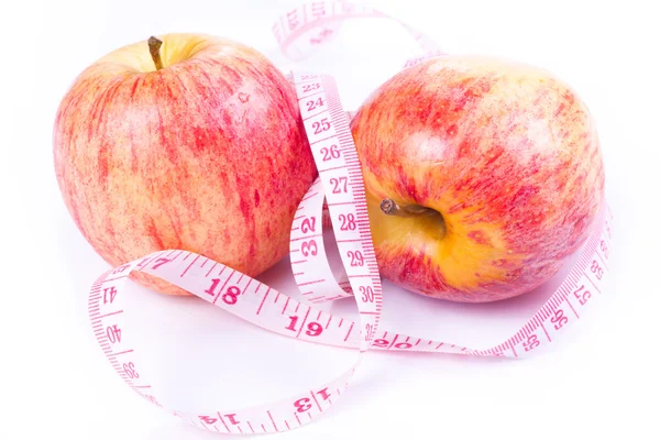 Elma ve ölçüm bandı beyaz arkaplanda izole. — Stok fotoğraf