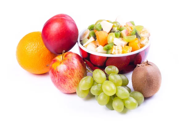 Placa de um saboroso frutas cortadas isoladas em um fundo branco . — Fotografia de Stock