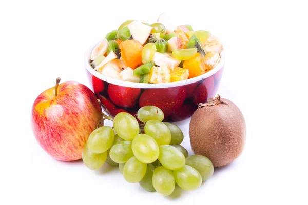 Placa de um saboroso frutas cortadas isoladas em um fundo branco . — Fotografia de Stock