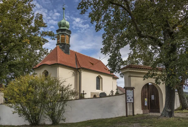 Christliche Kirche im Herbst im böhmischen Dorf Tetin — Stockfoto