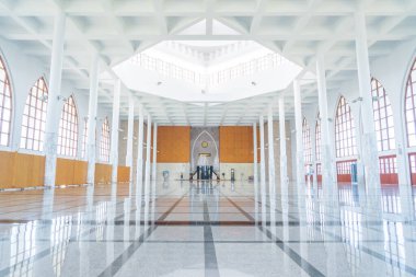 Cami 'nin içinde, ibadet yeri.