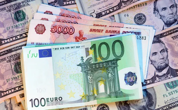 Dinheiro de países diferentes: dólares, euros e russo moderno Imagens De Bancos De Imagens