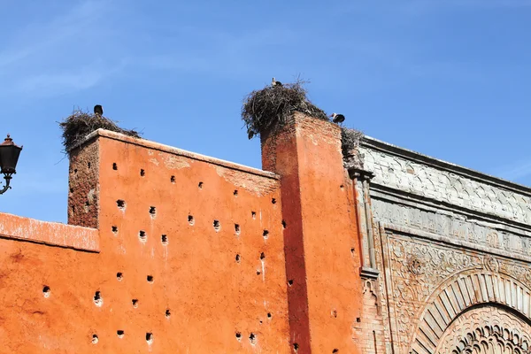 Cicogne e loro nidi sulla porta Bab Agnaou, Marrakech — Foto Stock