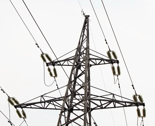 Linha de transmissão de energia no tempo nebuloso — Fotografia de Stock