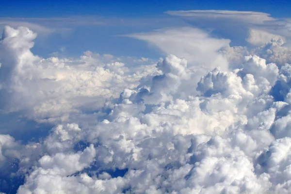 Atmosféra - sky a mraky, pohled z letadla — Stock fotografie