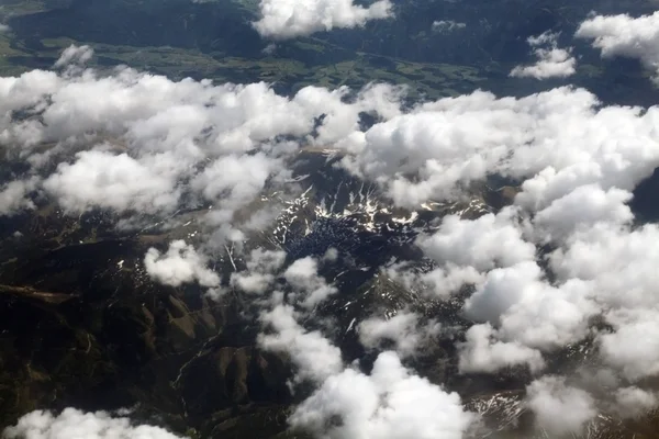 Flygfoto över berg från ett flygplansfönster — Stockfoto