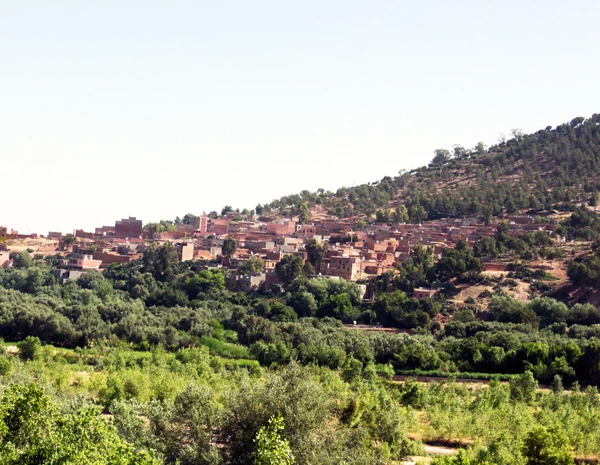 Όμορφη θέα στα βουνά (όρη του Άτλαντα, Μαρόκο) και ένα vil — Φωτογραφία Αρχείου