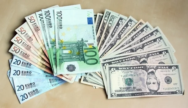 Dos monedas fuertes líderes: dólar estadounidense y euro —  Fotos de Stock