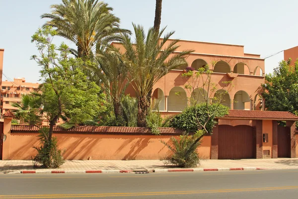 Beautiful streets of Marrakesh with its famous red houses and pa — Stock Photo, Image