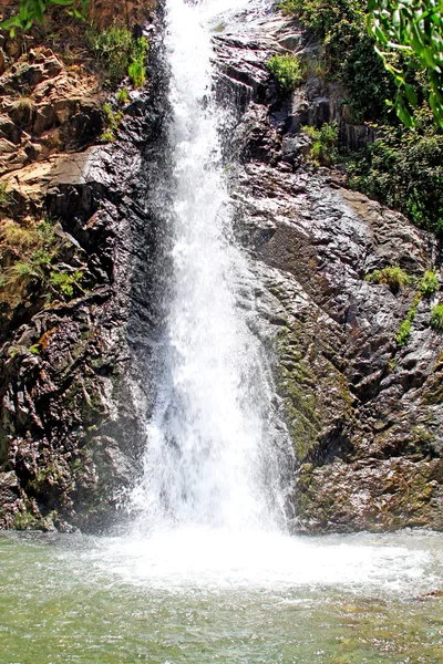 Hermosa cascada en las montañas — Foto de Stock