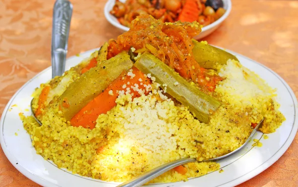 Un piatto di couscous (piatto tradizionale marocchino ) — Foto Stock