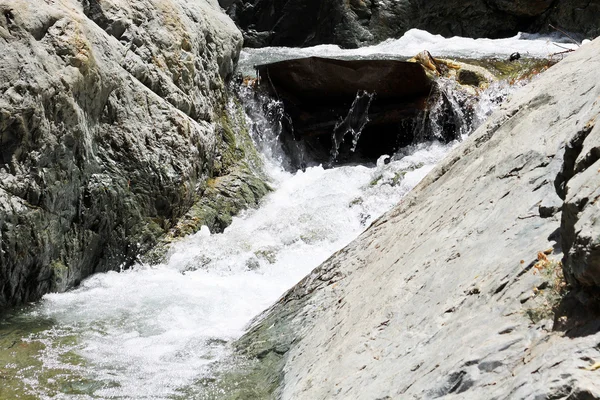 Belle cascade en montagne — Photo