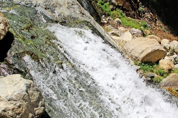Nádherný vodopád v horách — Stock fotografie