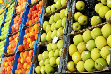 Shop kutularındaki kırmızı ve yeşil elma