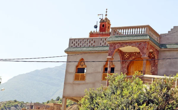 Hermosa vista de las montañas (montañas del Atlas, Marruecos) y un ber — Foto de Stock