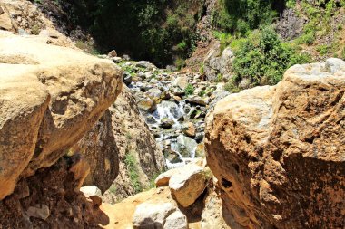 dağlarda güzel şelale