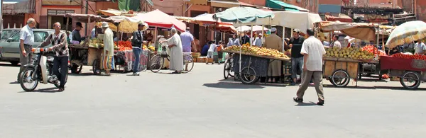 Frukter i gatumarknad i Marrakech, Marocko — Stockfoto