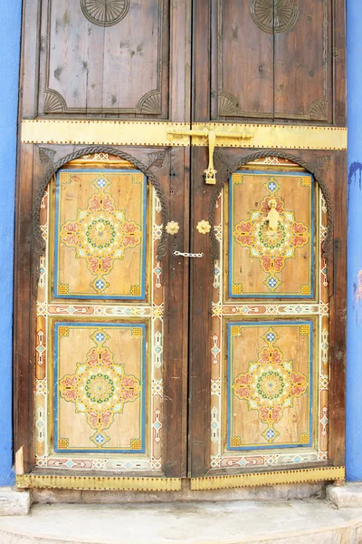 Puerta pintada árabe oriental ornamentada (imagen hecha en Marrakech , —  Fotos de Stock