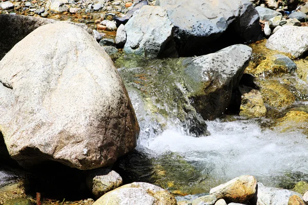 Nádherný vodopád v horách — Stock fotografie