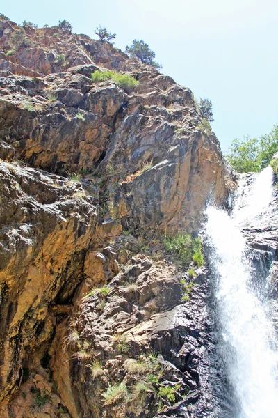 Красивый водопад в горах — стоковое фото
