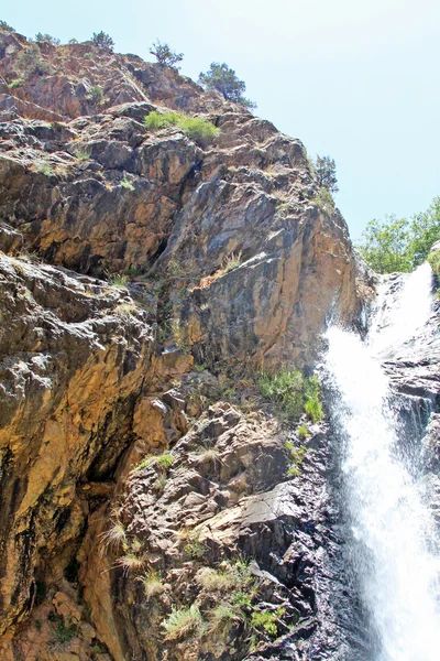 Dağlarda güzel şelale — Stok fotoğraf