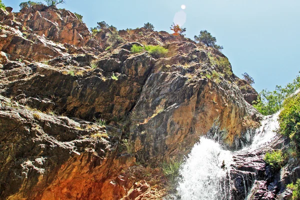 Belle cascade dans la vallée de montagne — Photo