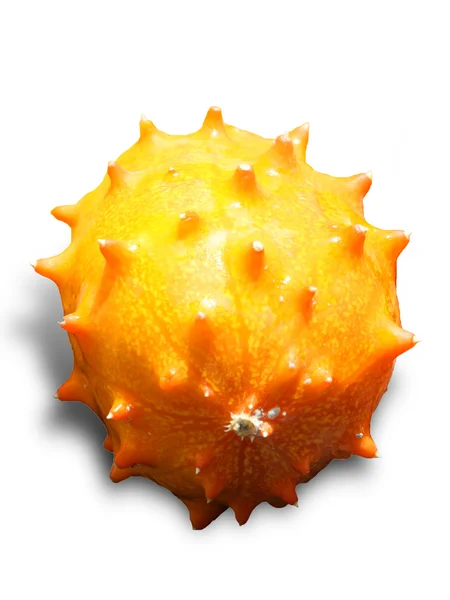 Kiwano fruta exótica isolado no fundo branco — Fotografia de Stock