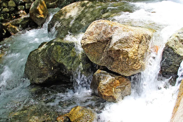 Bela cachoeira nas montanhas — Fotografia de Stock