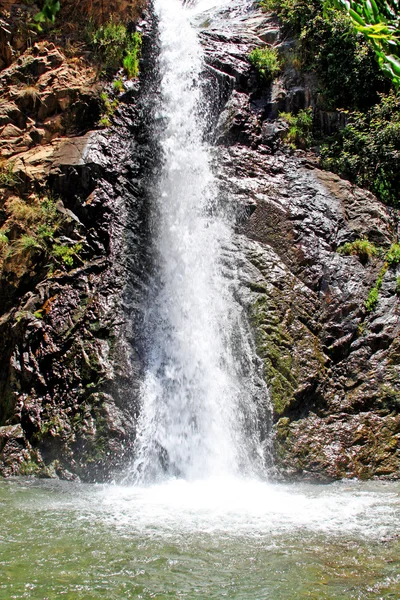 Schöner Wasserfall in den Bergen — Stockfoto