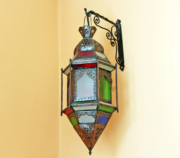 Старый классический фонарь на стене — стоковое фото