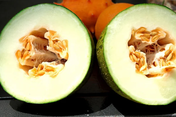 Exotické ovoce: meloun, kiwano a oranžové — Stock fotografie