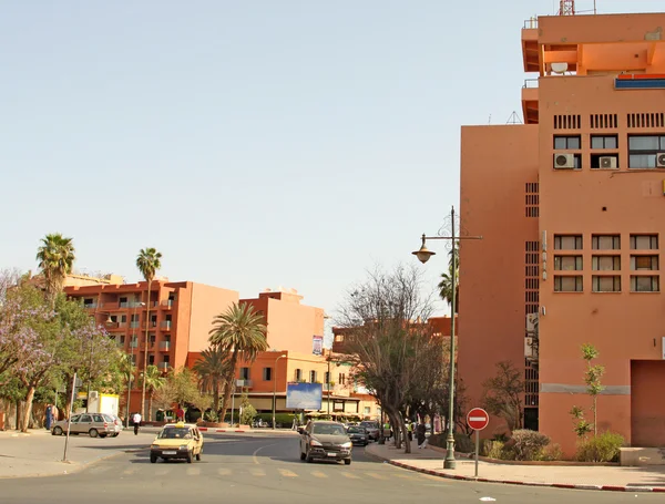 Beautiful streets of Marrakesh with its famous red houses and pa — Stock Photo, Image