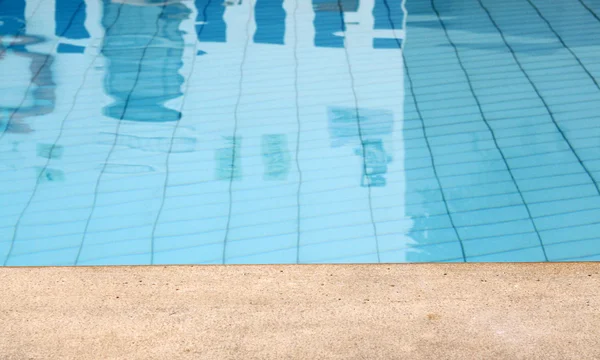 Edge of a swimming pool in a hot day — Stock Photo, Image