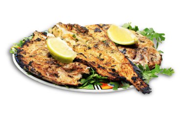 Beyaz backgr izole plaka - Yeşiller ile ızgara balık