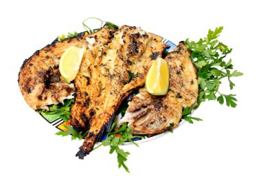 Beyaz backgr izole plaka - Yeşiller ile ızgara balık