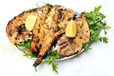 Yeşil plaka ile ızgara balık