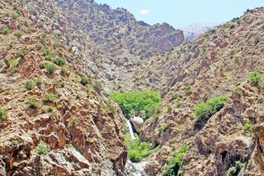 güzel bir güneşli gün dağda manzarası