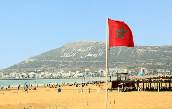 La hermosa playa de Agadir con la bandera de Marruecos — Foto de Stock