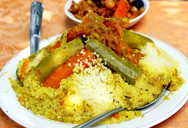 Kuskus (geleneksel Fas tabak bir tabak)