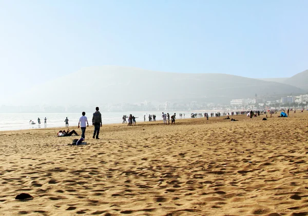 Утро на прекрасном пляже (фото сделано в Агадире, Марокко) ) — стоковое фото