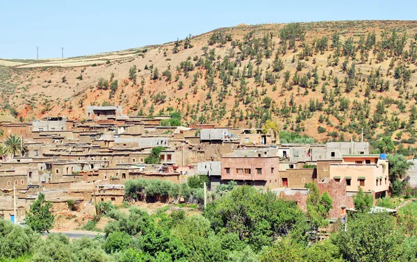 Όμορφη θέα στα βουνά (όρη του Άτλαντα, Μαρόκο) και ένα vil — Φωτογραφία Αρχείου