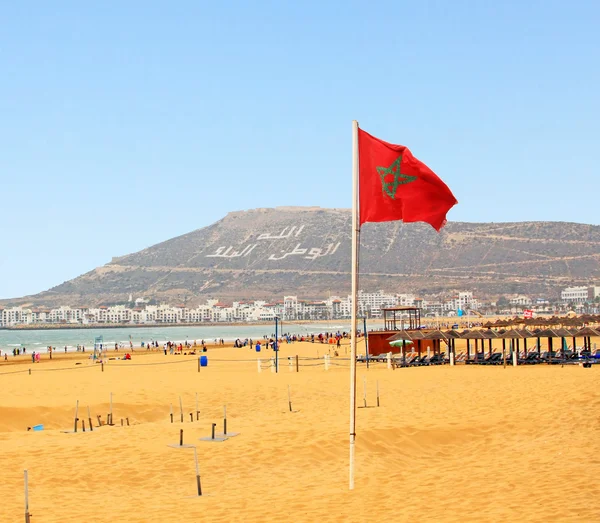 La hermosa playa de Agadir con la bandera de Marruecos — Foto de Stock