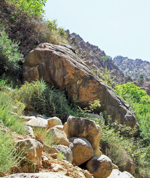 Belle vue sur les montagnes par temps ensoleillé — Photo