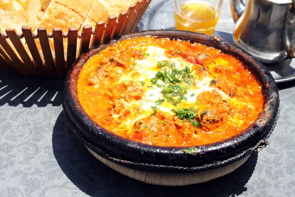 Marruecos plato nacional - tajine de reunirse con verduras y carnes —  Fotos de Stock