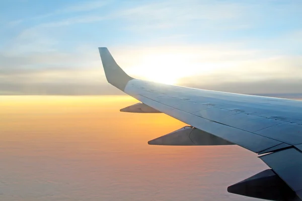 Prachtige luchtfoto zonsopgang uitzicht vanuit vliegtuig raam — Stockfoto
