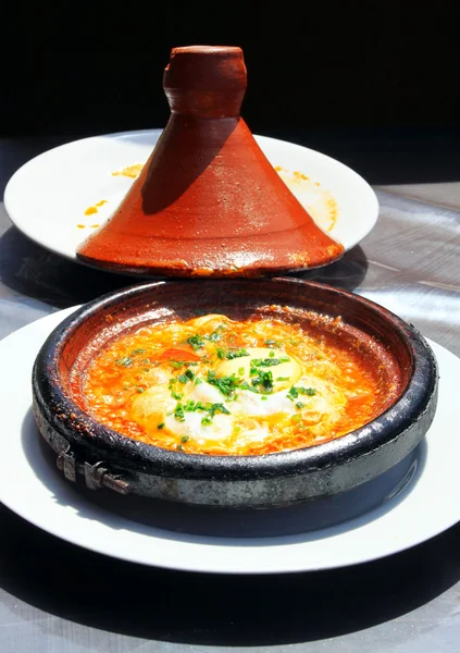 Marocco piatto nazionale tajine di incontro con uova e verdure — Foto Stock