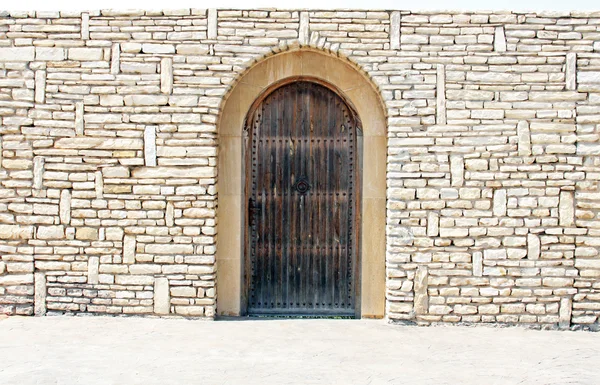 Elegante puerta metálica en pared de piedra —  Fotos de Stock