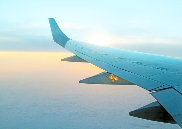 Красивый вид на восход солнца из окна самолета
