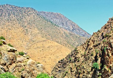 güzel bir güneşli gün dağda manzarası