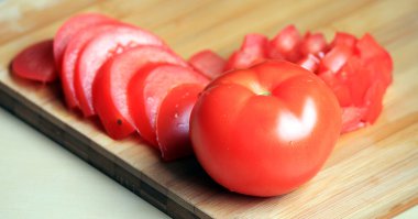 taze domates doğrama tahtası üzerinde kesme